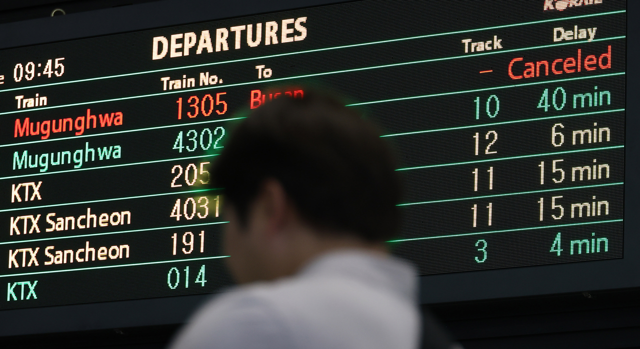 An electronic board at Daejeon Station displays train cancellations and delays on Thursday morning. (Yonhap)