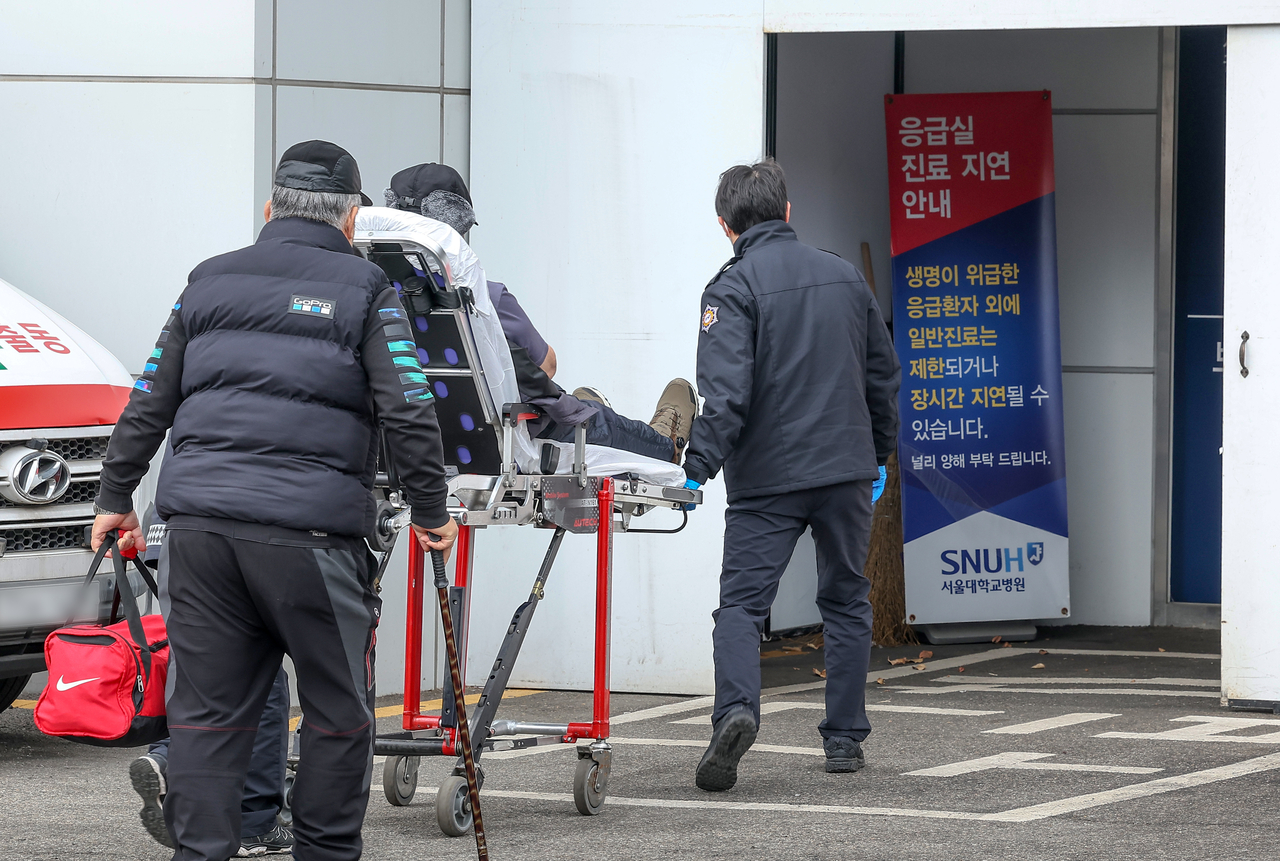 서울 종로구 서울대병원에서 한 환자가 응급실로 이동하고 있다. [연합]