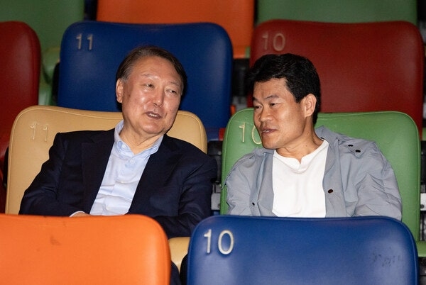 전한길 씨가 지난 5월 21일 오전 서울 중구 메가박스 동대문점에서 다큐멘터리 영화 ‘부정선거, 신의 작품인가’를 관람하기 앞서 윤석열 전 대통령과 대화하고 있다. [뉴시스]