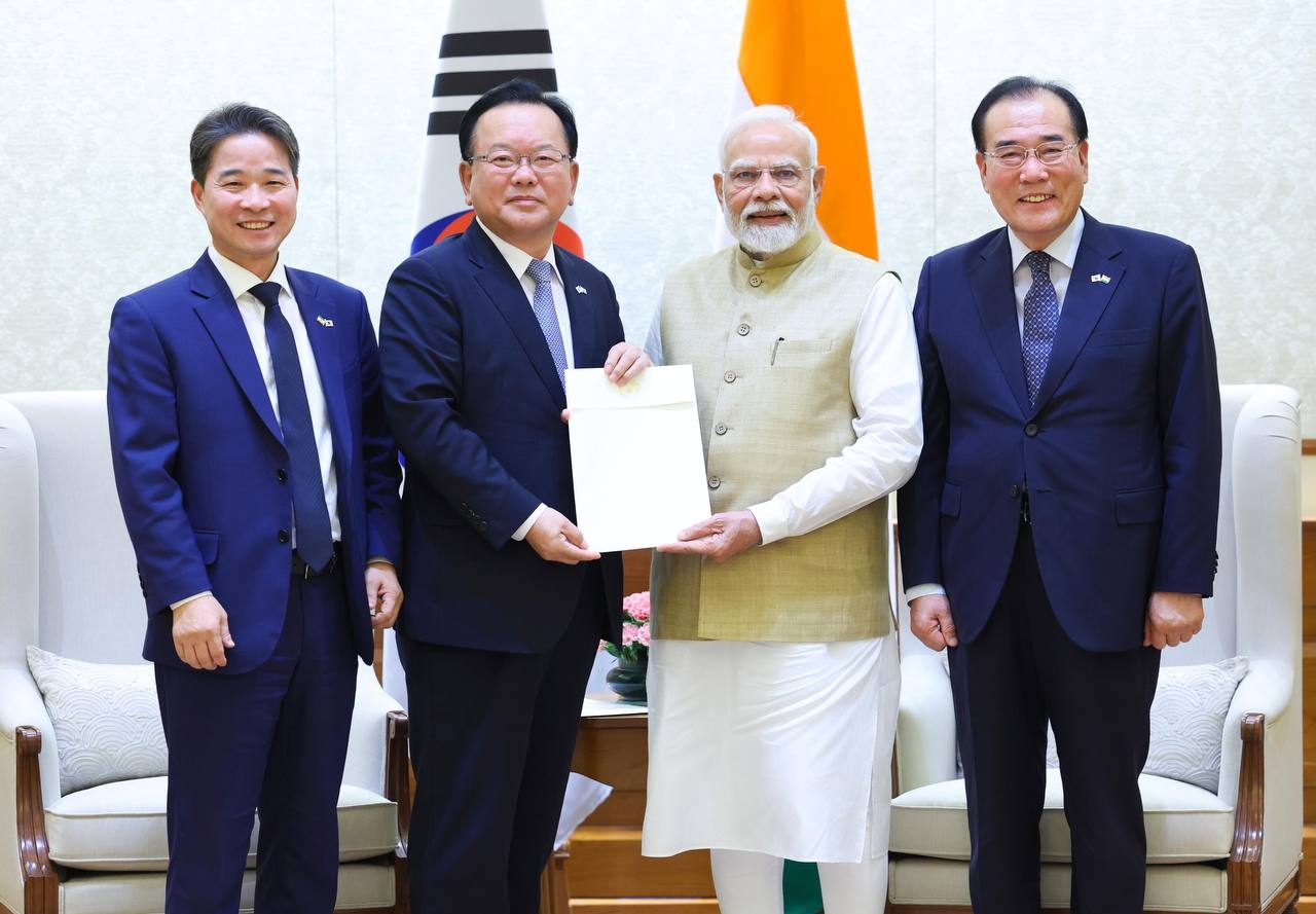 President Lee Jae Myung’s special delegation to India, led by former Prime Minister Kim Boo-kyum (second from left), delivers a personal letter from Lee to Indian Prime Minister Narendra Modi (second from right) during a visit to New Delhi on Thursday. (Ministy of Foreign Affairs)