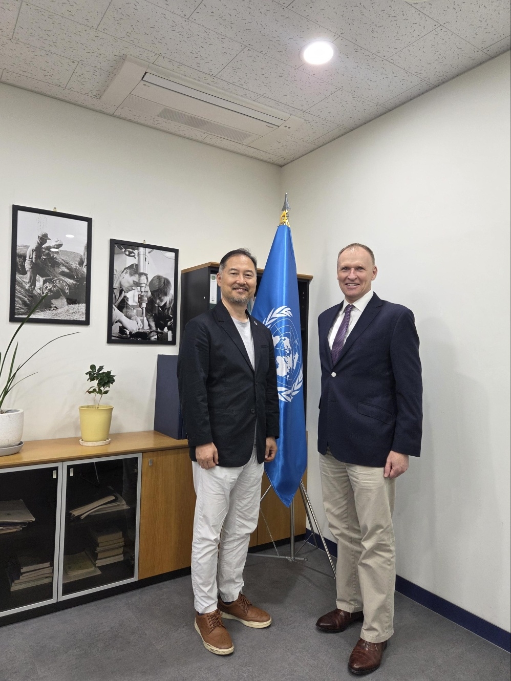 Kwon Goo-soon (left), a former professor at Seoul Cyber University and UNDP chief technical adviser in Vietnam, and Sean Moorhouse, UNDP technical adviser for mine action, pose for a photo. (courtesy of Seoul Cyber University)