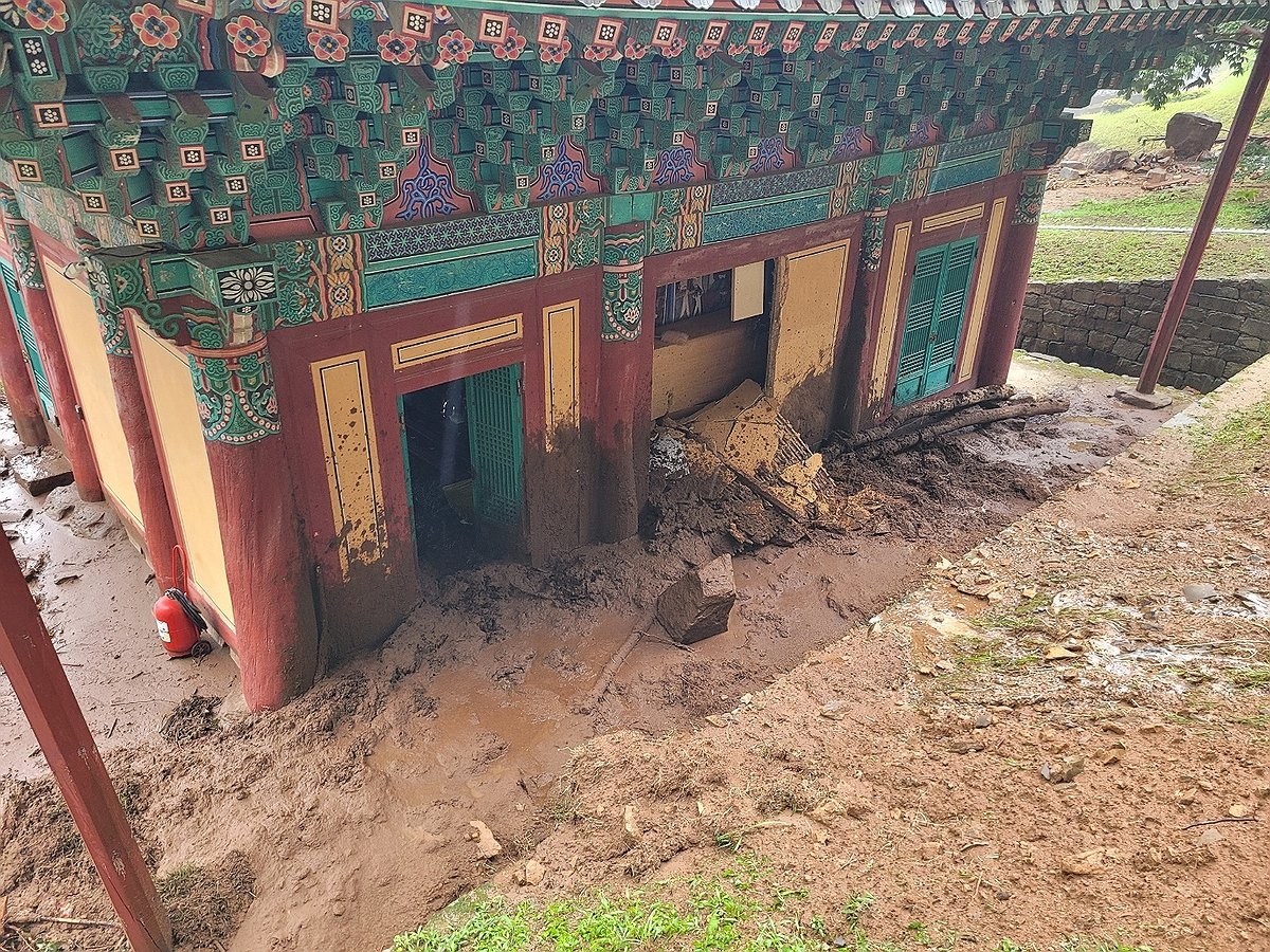 보물 ‘산청 율곡사 대웅전’에 집중 호우로 인한 토사가 건물 내부까지 밀려 들어왔다. [국가토토사이트 제작 데이터베이스청 제공]
