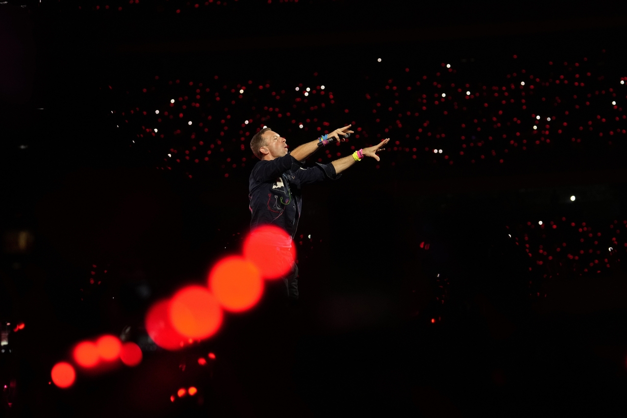 Chris Martin of Coldplay performs during the band's Music Of The Spheres World Tour at D. Y. Patil Sports Stadium in Navi Mumbai on Saturday.   AP-Yonhap