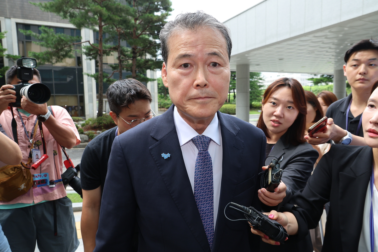 Unification Minister Kim Yung-ho arrives at special counsel Cho Eun-suk's office in southern Seoul to undergo questioning over former President Yoon Suk Yeol's failed martial law bid on Sunday. (Yonhap)