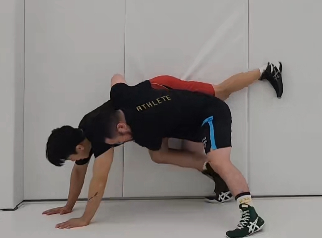 레슬링을 하고 있는 조원현 토토사이트 설탕. 본인 제공