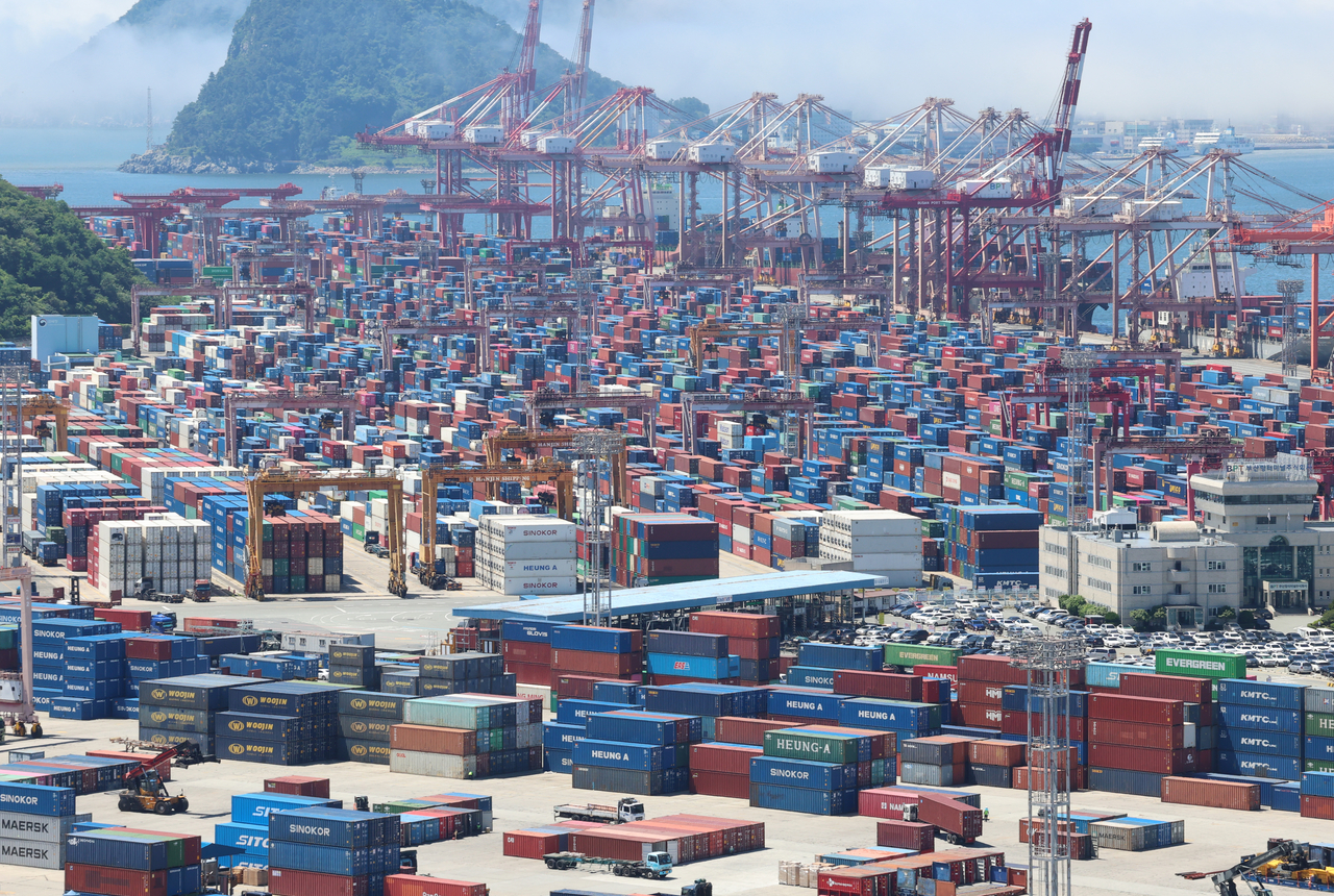 Containers lie in piles at Busan Port on June 30. (Yonhap)
