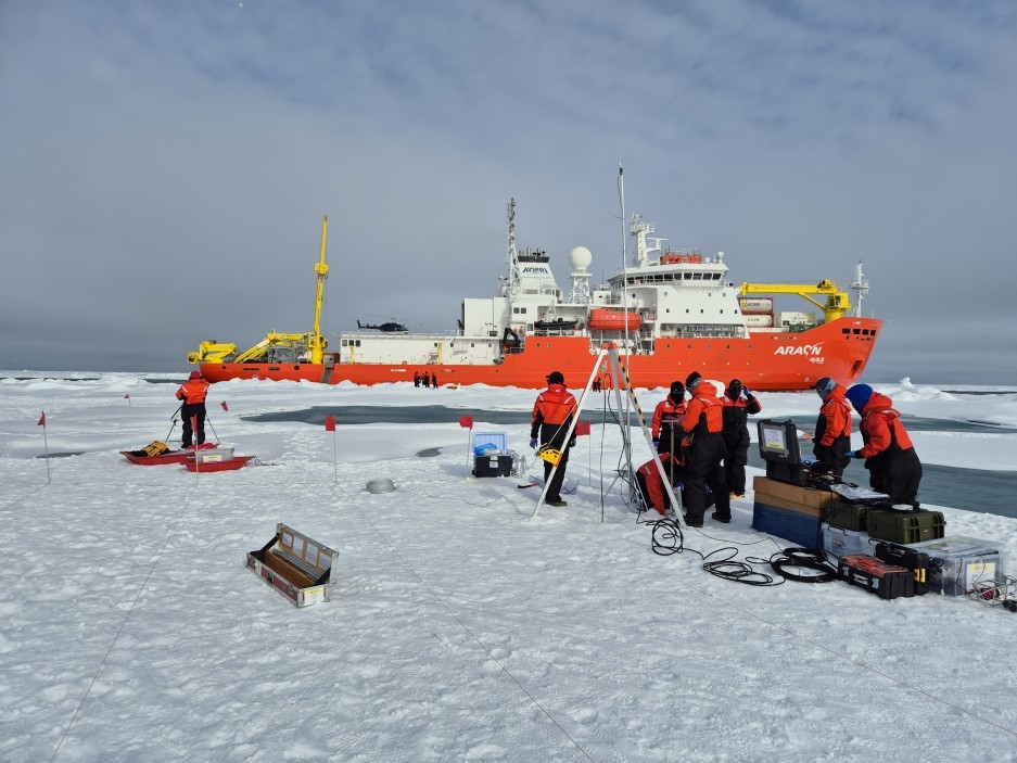 South Korea’s only icebreaking research vessel, the Araon, which departed on July 3 for a 91-day mission to survey seabed conditions near the Bering Strait (Yonhap)