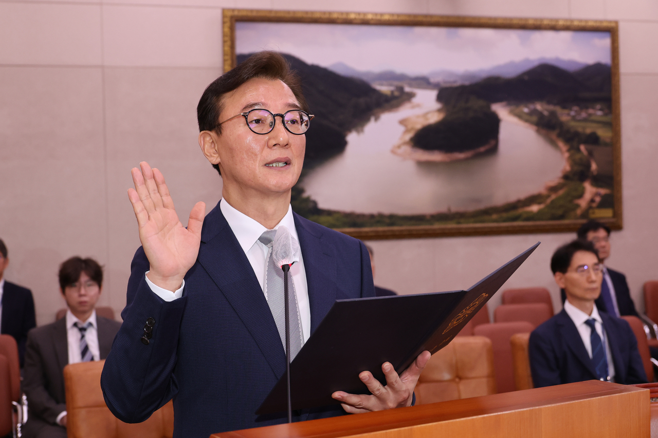 Oceans and Fisheries Minister nominee Chun Jae-soo takes the oath of office ahead of his confirmation hearing at the National Assembly in Seoul, July 14. (Yonhap)