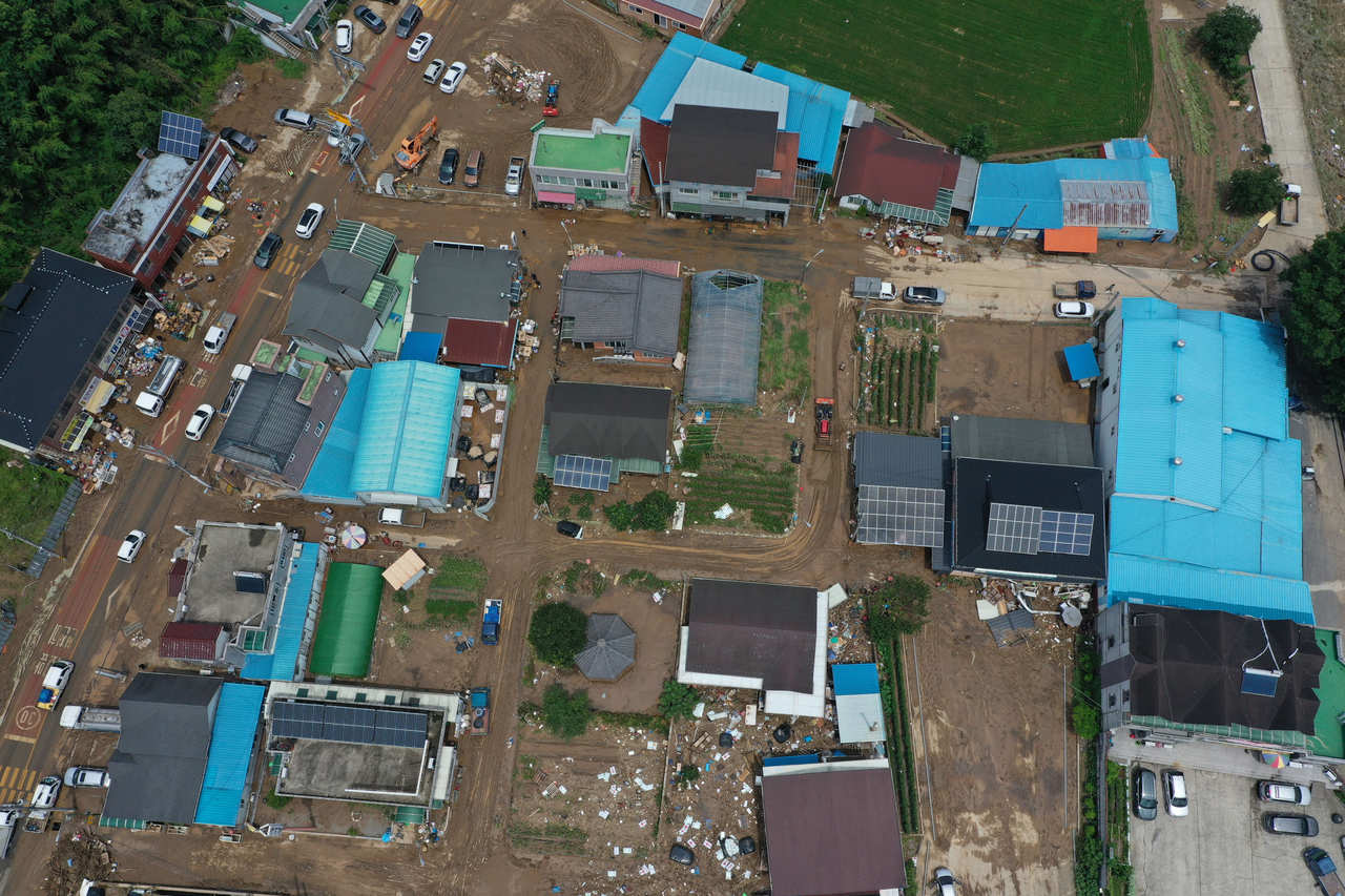 Villages in Sinan-myeon of Sancheong, South Gyeongsang Province, are strewn with earth and debris on Sunday, following heavy rainfall the previous day. (Yonhap)