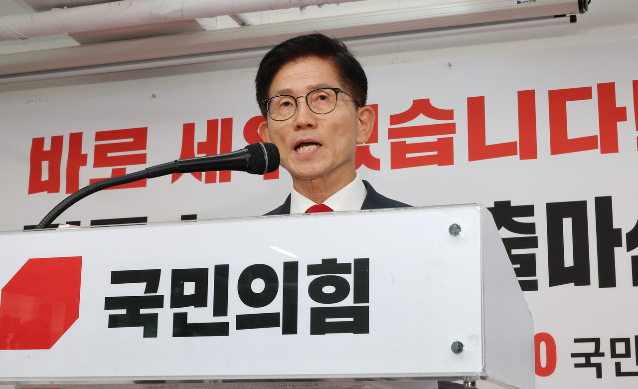 Kim Moon-soo, a former presidential candidate of the main opposition People Power Party, announces his entry into the party’s leadership race during a press conference at the party headquarters in Yeouido, Seoul, Sunday. (Yonhap)