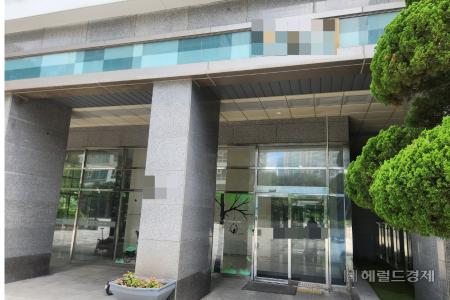 지난 20일 총격 사건이 발생한 인천 연수구 송도동의 아파트 입구. 이영기 기자.