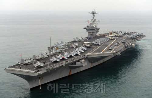 2008년 10월 7일 부산 앞바다에서  미국 핵추진 항공모함 조지 워싱턴 호가 정박사열을 하고 있다. [투게더토토경제 DB]