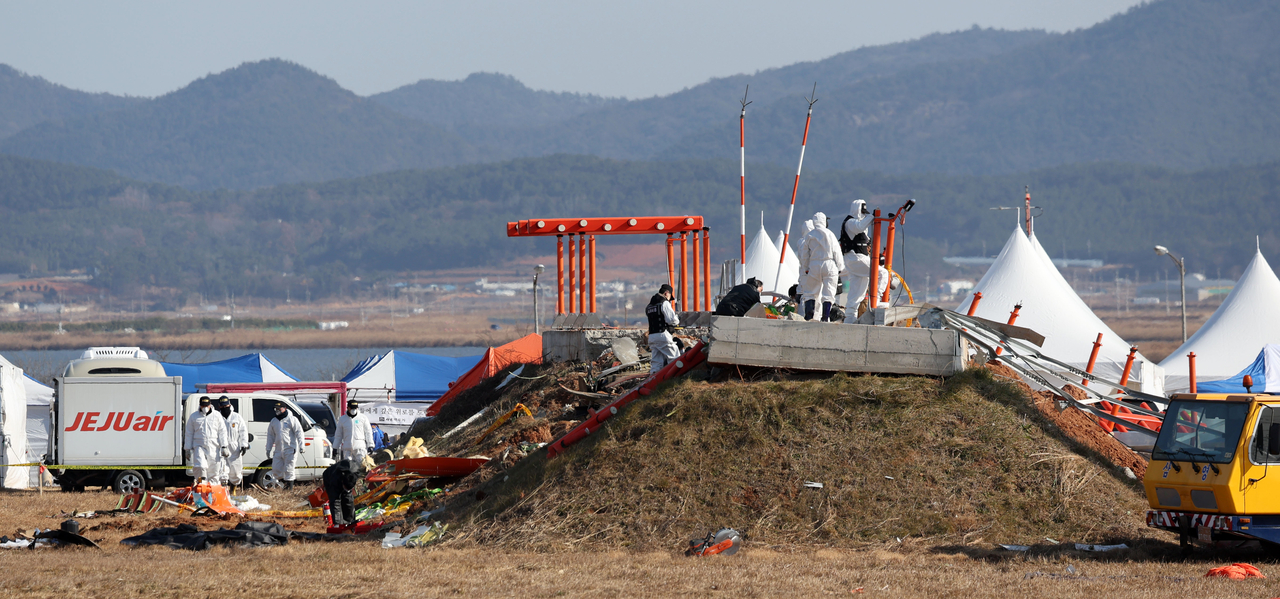 2일 전남 무안국제공항 제주항공 여객기 참사 현장에서 항공·철도사고 갤럭시 토토사이트위원회(ARAIB) 관계자들이 로컬라이저(방위각 표시 시설)가 설치된 콘크리트 둔덕을 갤럭시 토토사이트하고 있다.  [뉴시스]