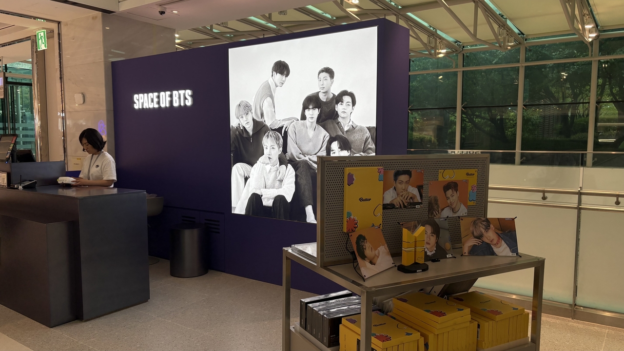 18일 방문한 신세계면세점 명동점 매장 내 ‘스페이스 오브 BTS’. 신현주 기자