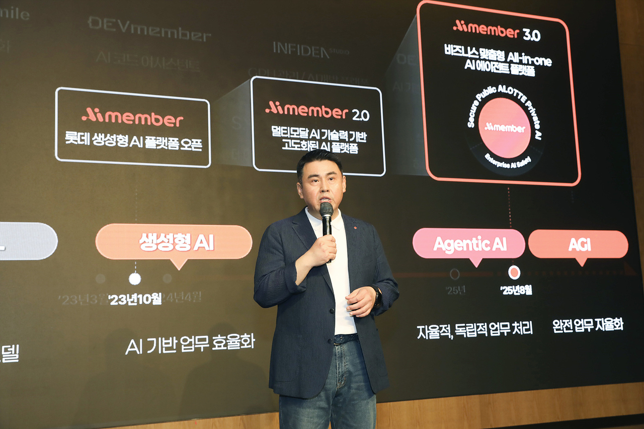 김경엽 롯데이노베이트 대표가 지난 18일 서울 송파구 롯데호텔에서 롯데 그랜드토토 쇼케이스 2025를 열고 그랜드토토 에이전트 플랫폼으로 진화한 ‘아이멤버 3.0’을 소개하고 있다.  [롯데이노베이트 제공]