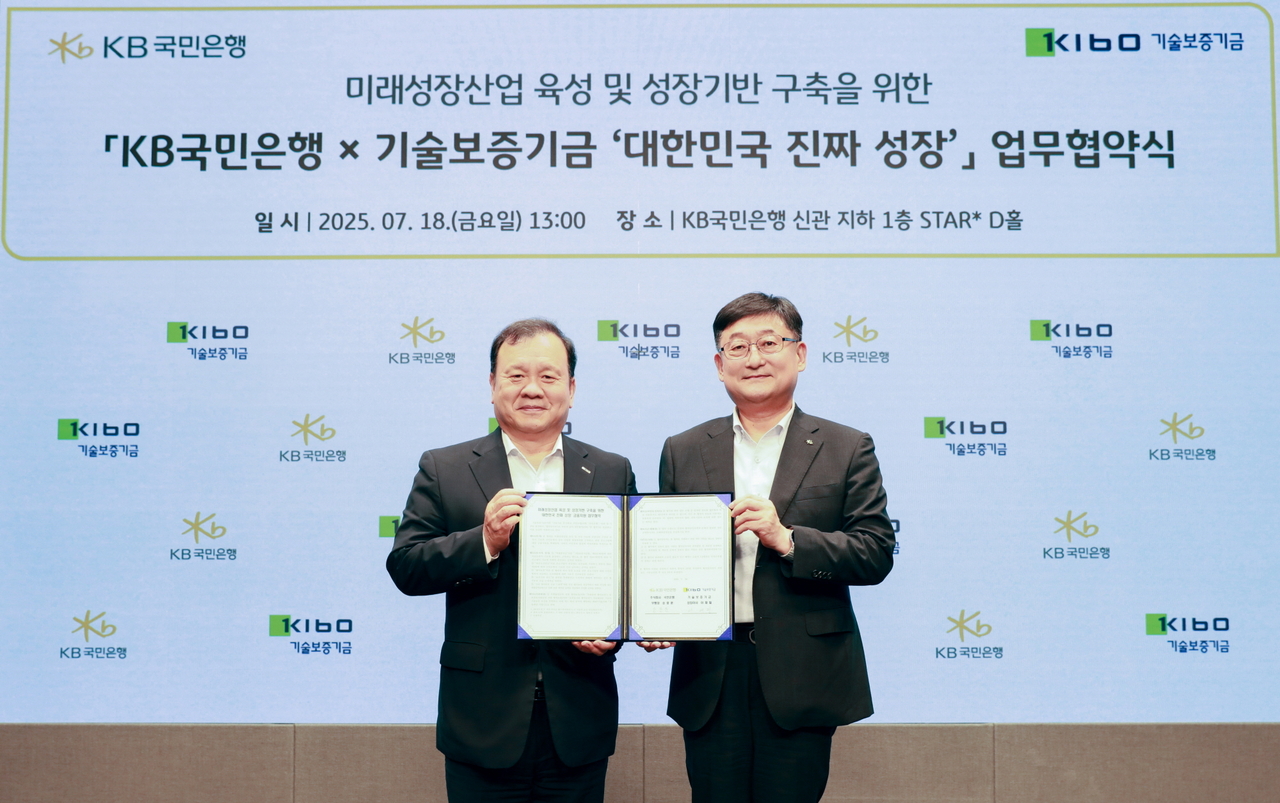 송용훈(오른쪽) KB국민은행 기업고객그룹 부행장과 이재필 기술레드벨벳 토토기금 상임이사가 지난 18일 서울 영등포구 국민은행 신관에서 업무협약을 체결한 뒤 기념촬영을 하고 있다.  [국민은행 제공]