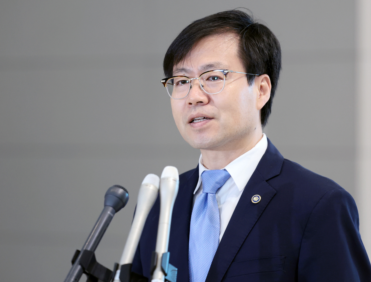 Yeo Han-koo, South Korea's Trade Minister for Trade Negotiations, speaks to reporters at Incheon International Airport Terminal 2 on June 22, before departing for the United States for trade talks on tariffs. (Yonhap)