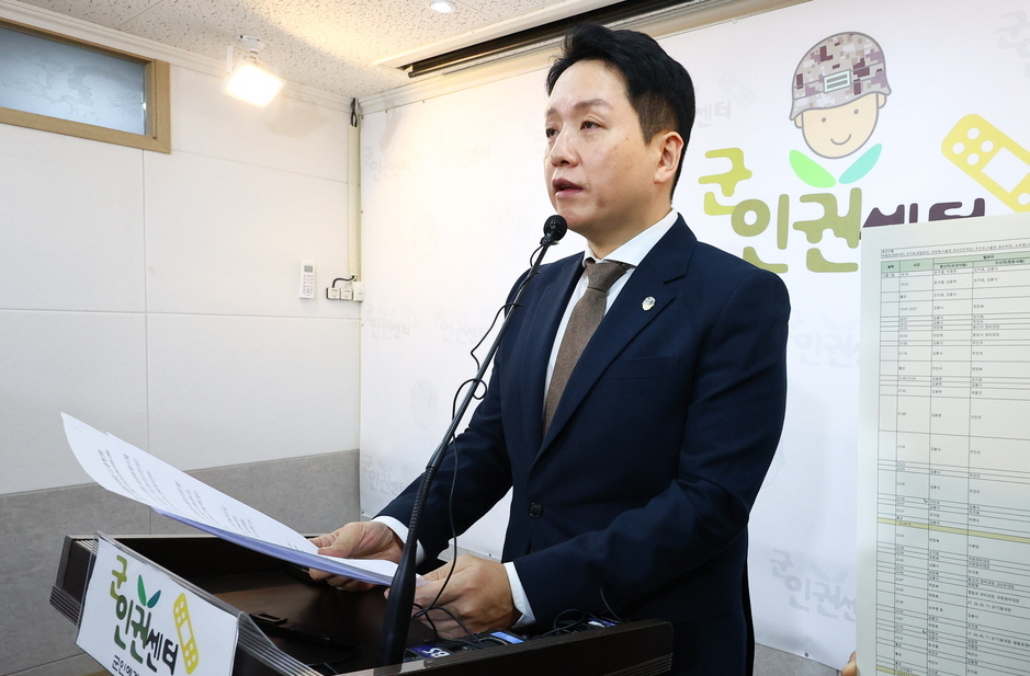 육군은 21일 부대원에게 두릅을 따게 하고 닭장을 설치하게 하는 등 ‘갑질’ 의혹이 제기된 수도권에 자리한 모부대 A토토사이트 확인(준장)을 분리파견 조치했다. 이와 관련 군인권센터는 이날 오후 기자회견을 열고 A토토사이트 확인 갑질 의혹 제보를 받았다며 관련 내용을 공개했다. 임태훈 군인권센터 소장 자료사진. [뉴시스]