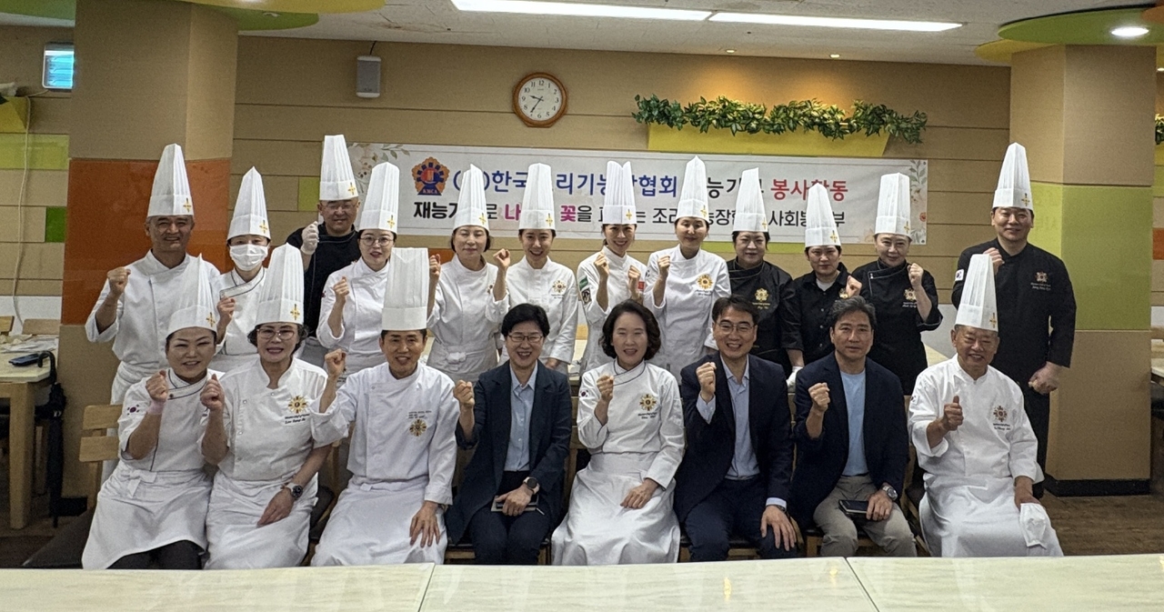 한국토토사이트 헐크 가입코드협회(이사장 차원) 봉사부  21일 서울시립성동노인종합복지관(관장 안순봉)에서 어르신 400여 명에게 정성 어린 점심 식사를 준비, 따뜻한 재능 나눔을 실천했다.