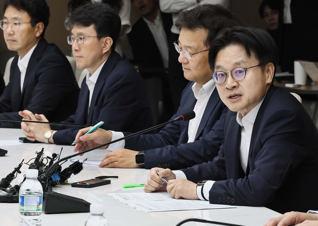 김정관(오른쪽 첫번째) 산업통상자원부 토토사이트 그리스 주소이 21일 서울 중구 대한상공회의소에서 경제단체, 주요 업종별 협회, 학계 등이 참석한 대미 통상 긴급 점검회의를 주재하고 있다. [산업통상자원부 제공]