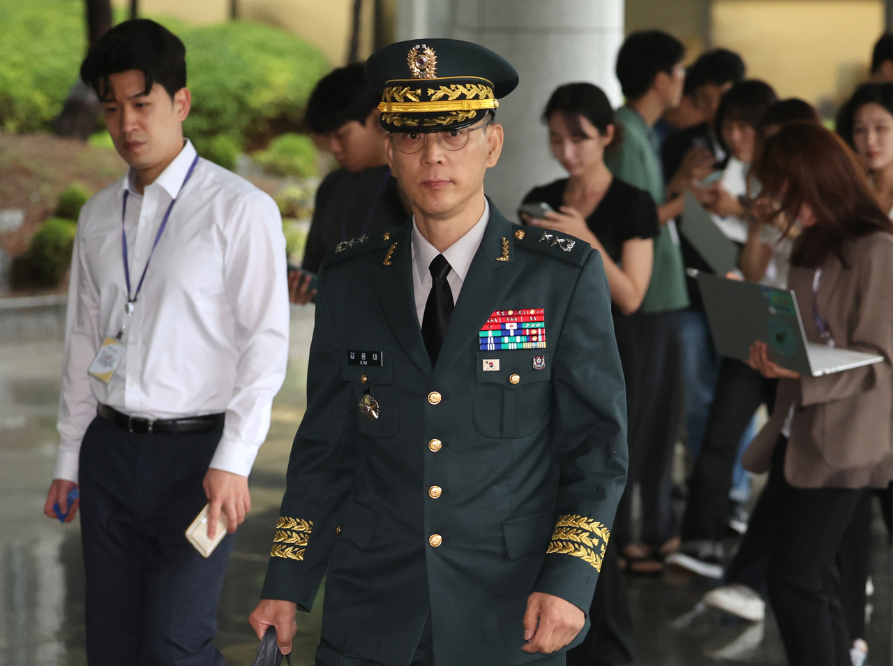 국방부는 21일 김용대(소장) 드론작전토토사이트 케이 벳에 대해 직무정지를 위한 분리파견 조치를 단행했다.김 토토사이트 케이 벳이 17일 내란특검으로 조사를 받기 위해 출석하는 모습. [연합]