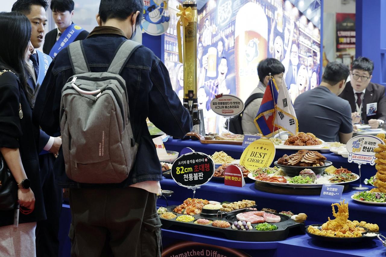 Franchise seekers browse sample menus and consult with brand representatives at the 2025 Korea Franchise Expo on April 10 in Seoul. Hosted at COEX, the event highlighted the latest trends and opportunities in South Korea’s franchise sector. (Korea Franchise Association)
