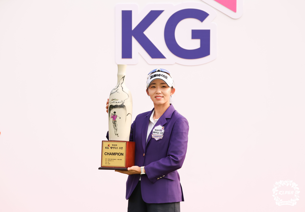 배소현이 지난해 KG 신태일 토토사이트 오픈에서 시즌 3승째를 획득한 후 우승컵을 들고 있다. [KLPGA 제공]