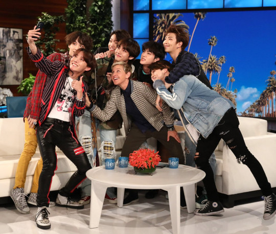 미국 토크쇼 ‘엘런쇼’에 2017년 방탄소년단(BTS)이 출연한 모습. [TheEllenShow 유튜브 캡처]
