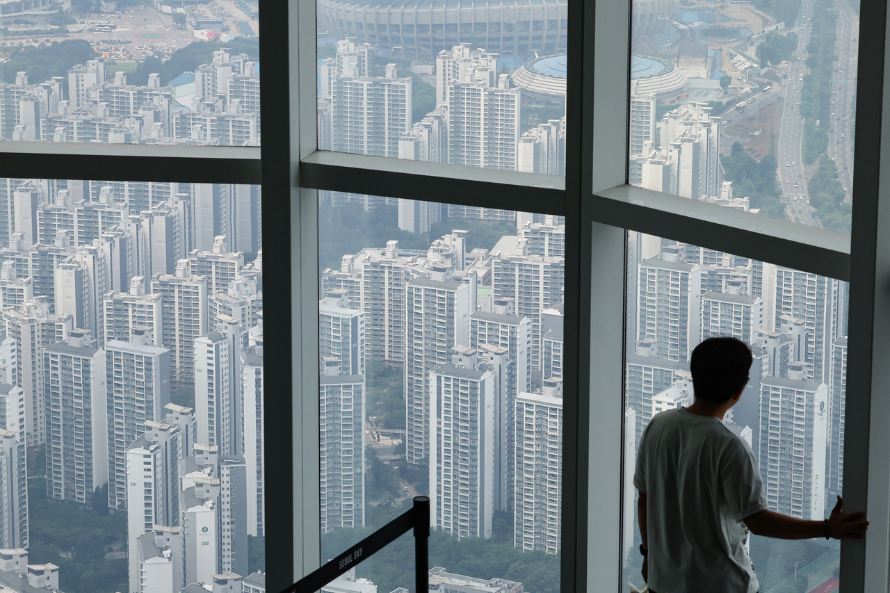 Clusters of apartments are seen from an observation deck at Lotte World Tower in Songpa-gu, southern Seoul, on July 6. (Yonhap)