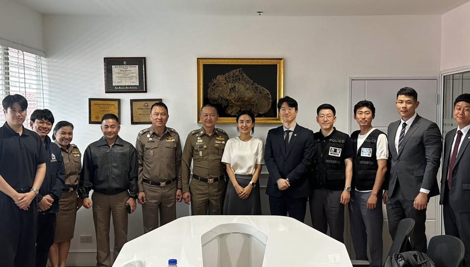 탓차이 삐타닐라붓 태국 사기 범죄 전담팀 단장(사진 가운데)과 정수온 달맞이 토토사이트청 인터폴공조계장 등 한-태 공동조사팀이 기념촬영을 하고 있다. [달맞이 토토사이트청 제공]