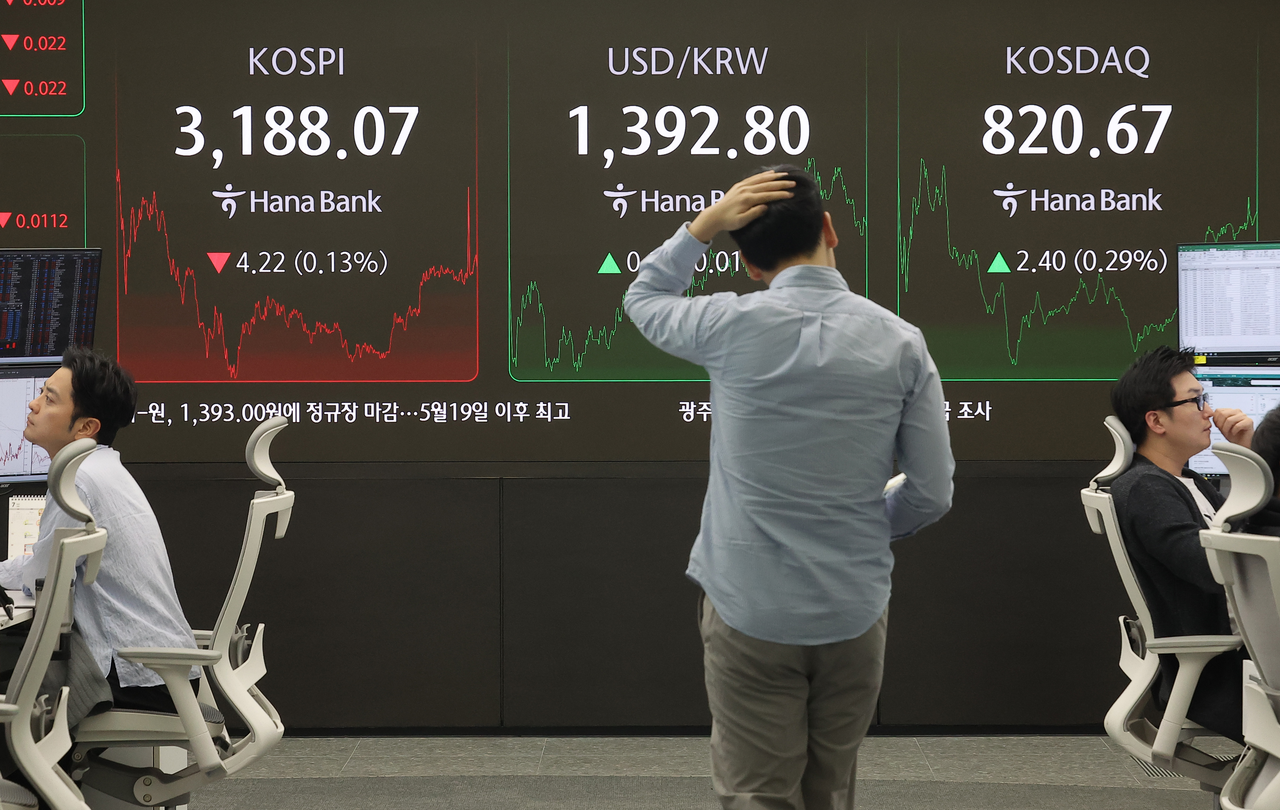 토토사이트 위치가 전장보다 4.22p(0.13%) 내린 3,188.07로 마감한 18일 오후 서울 중구 하나은행 딜링룸에서 딜러들이 업무를 보고 있다. 이날 원/달러 환율은 오후3시30분 기준 전날보다 0.4원 오른 1,393.0원을 기록했고, 코스닥은 2.40p(0.29%) 오른 820.67로 마감했다. [연합]