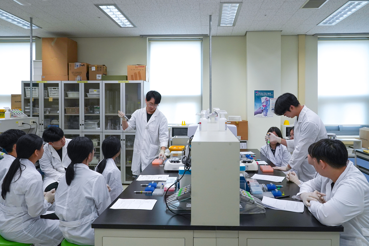 Participants are preparing for the experiment by listening to the experimental instructor (assistant) at the experimental time of each major.[GIST 제공]