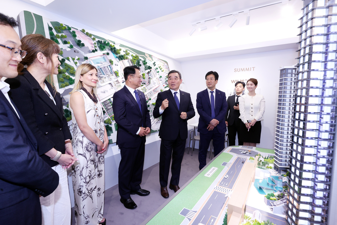 지난 21일 사전 점검차 홍보관을 방문한 김보현(왼쪽 다섯번째) 쪽티비 스포츠토토 사장 [자료=쪽티비 스포츠토토]