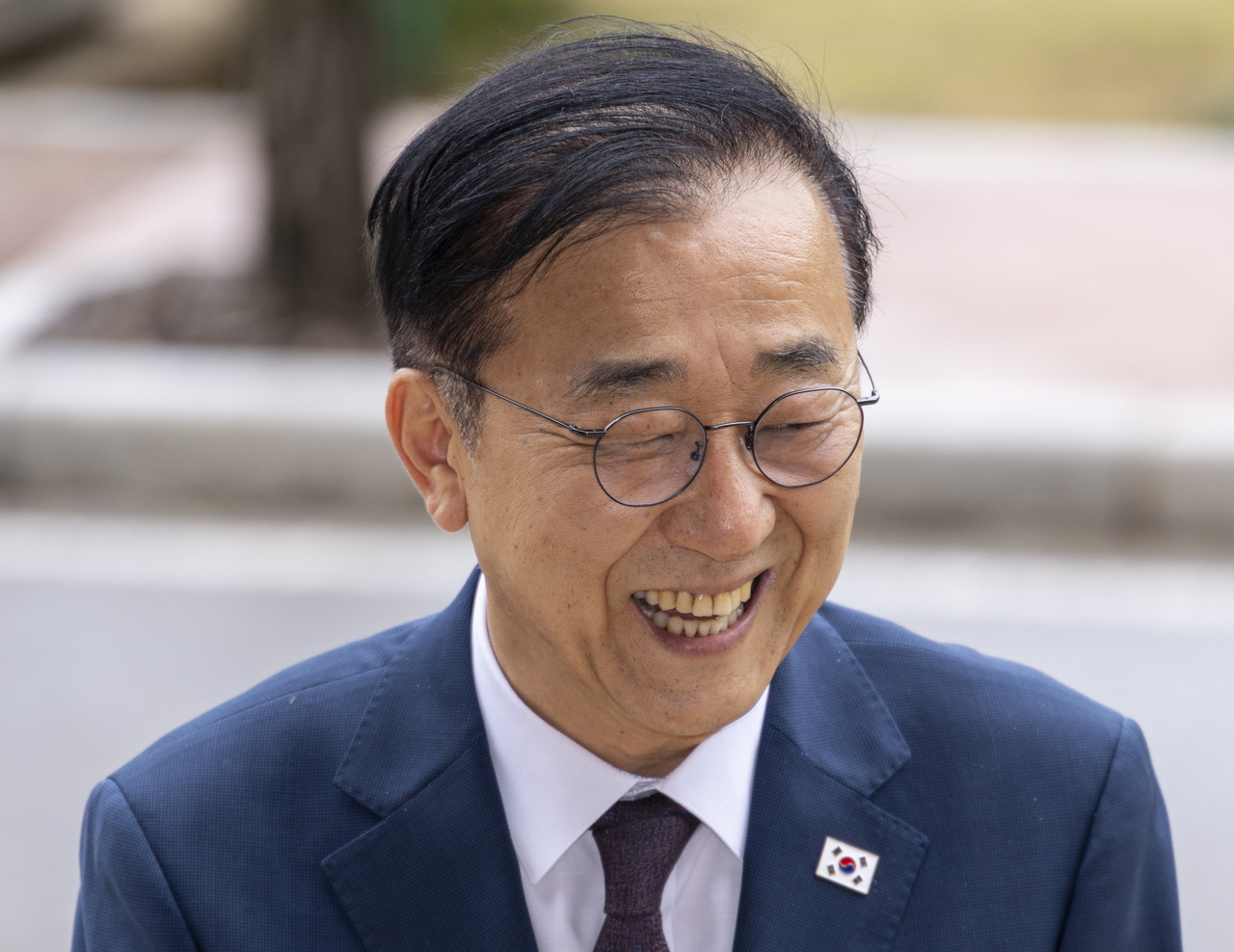 김윤덕 국토교통부 장관 후보자가 15일 정부과천청사에 마련된 토토사이트 가입하면 준비 사무실로 첫 출근하다 취재진과 만나 인터뷰하는 모습. [연합]