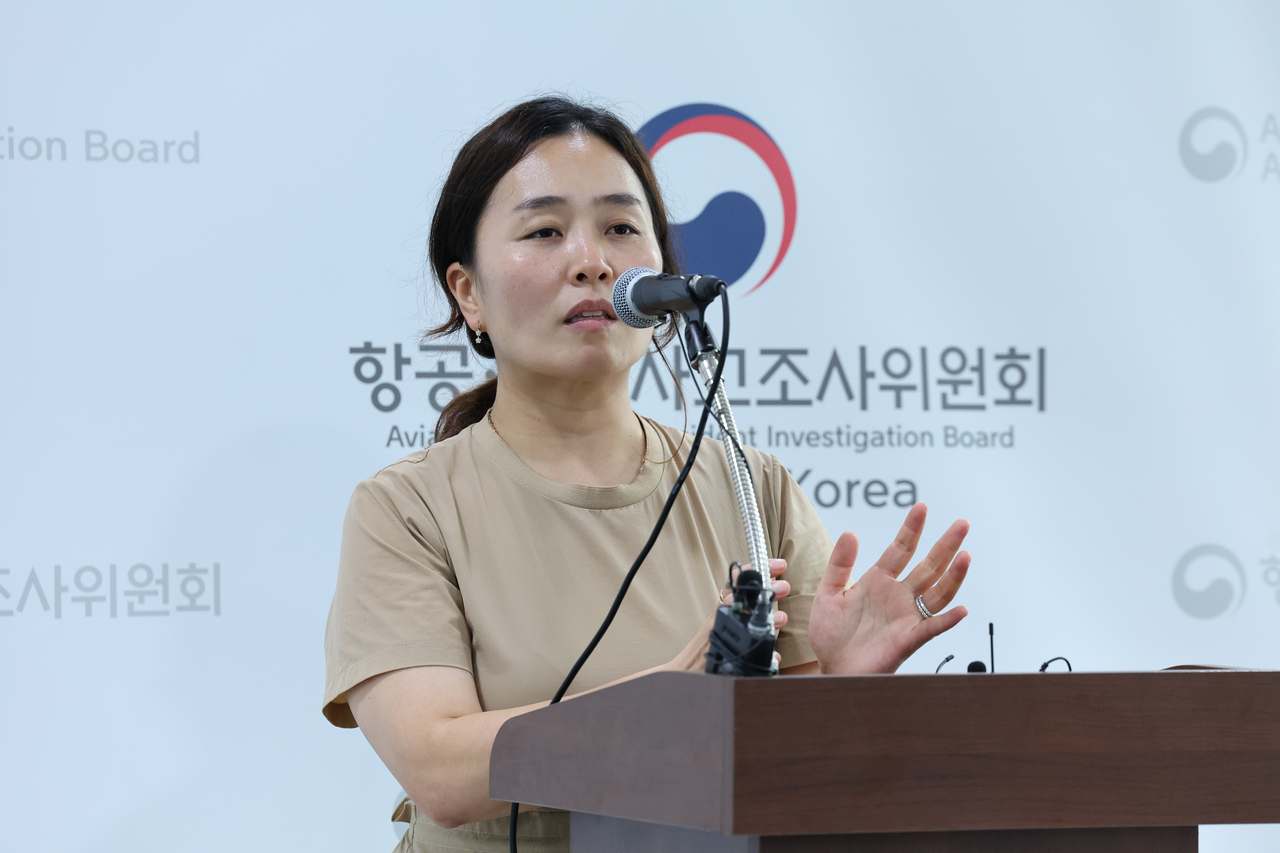 19일 무안국제공항 관리동 3층에서 열릴 예정이었던 12·29 제주항공 여객기 참사 갤럭시 토토사이트 정밀조사 결과 브리핑이 취소된 후 김유진 유가족 대표가 입장을 밝히고 있다. [연합]