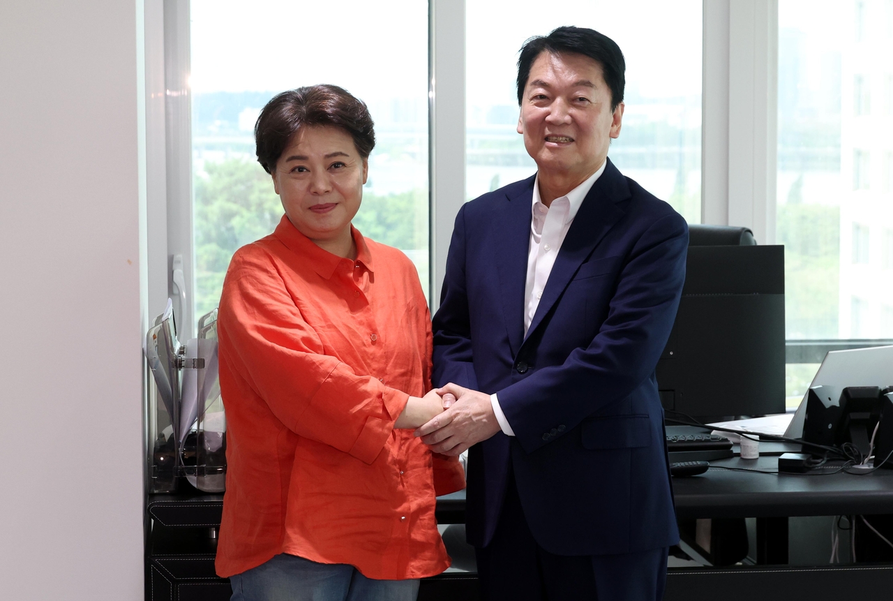국민의힘의 윤희숙 혁신위원장(왼쪽)과 당권주자인 안철수 의원이이 21일 서울 여의도 국민의힘 중앙당사에서 면담을 갖기 전 악수하고 토토사이트 동화 코드. 2025.7.21 [공동취재] [연합]