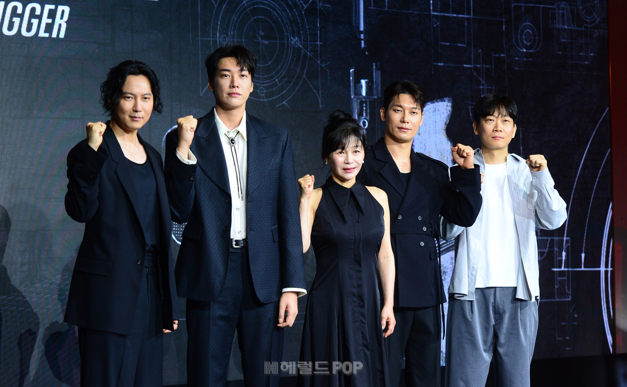 [헤럴드팝=윤병찬기자] 배우 김남길(왼쪽부터)과 김영광, 길해연, 박훈, 권오승 감독이 22일 오전 서울 마포구 호텔 나루 서울 엠갤러리에서 열린 넷플릭스 시리즈 ‘트리거’ 제작발표회에 참석해 포즈를 취하고 있다.