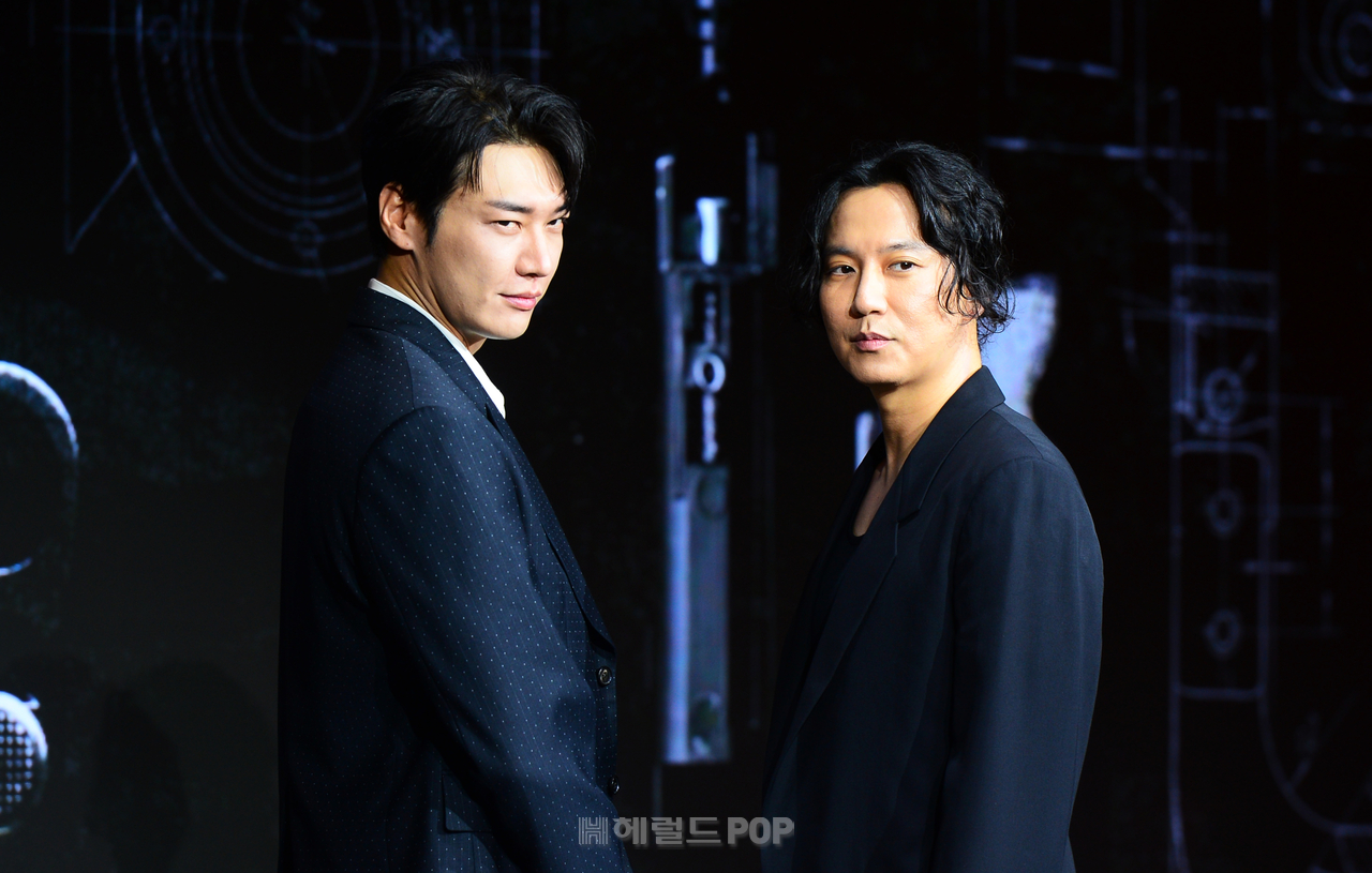 [헤럴드팝=윤병찬기자] 배우 김남길과 김영광이 22일 오전 서울 마포구 호텔 나루 서울 엠갤러리에서 열린 넷플릭스 시리즈 ‘트리거’ 제작발표회에 참석해 포즈를 취하고 있다.