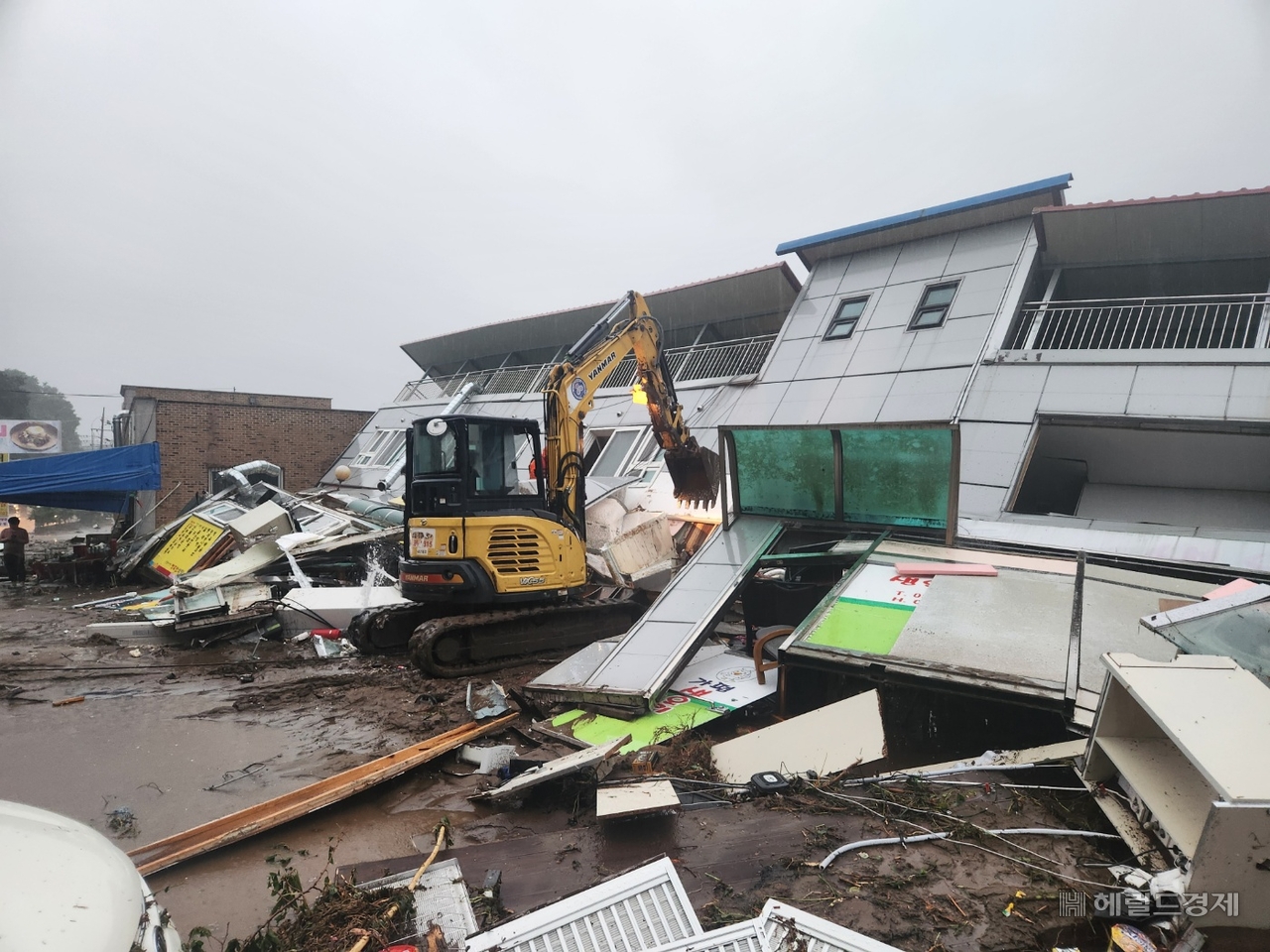 지난 20일 경기 토토추천 파워볼사이트군에서 집중호우로 편의점 건물이 무너져 내린 모습. 포크레인이 수해 복구 작업을 하고 있다. [독자제공]
