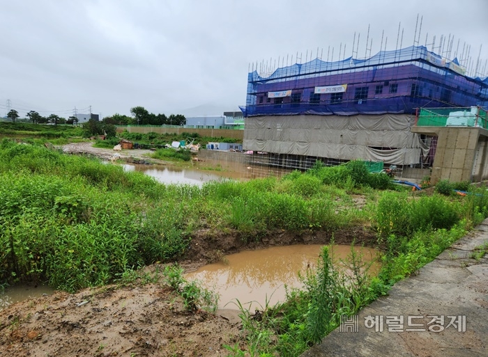 지난 2023년 7월 촬영된 토토사이트 주인공군 마산면 배수 펌프장 공사 현장.  /박대성 기자.