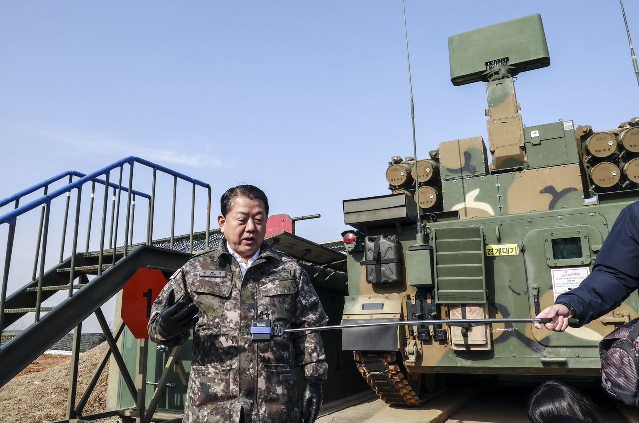 김병주 더불어민주당 의원이 2023년 1월 19일 파주 군부대에서 천마에 대해 브리핑하고 있다.  [롤 스포츠토토경제 DB]