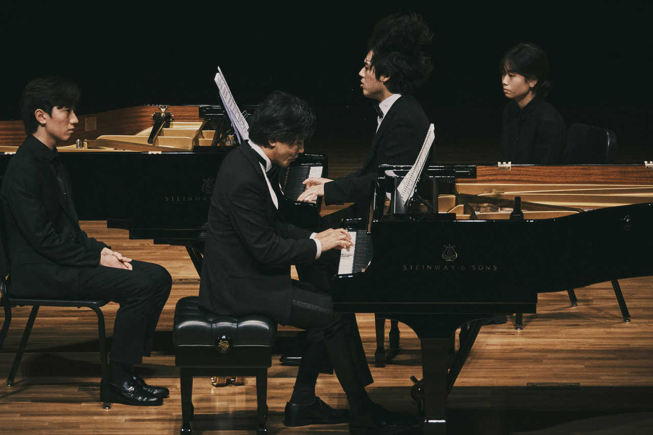 Sohn Min-soo (right) and Lim Yunchan perform during a recital at the Seoul Arts Center on Tuesday. (MOC)