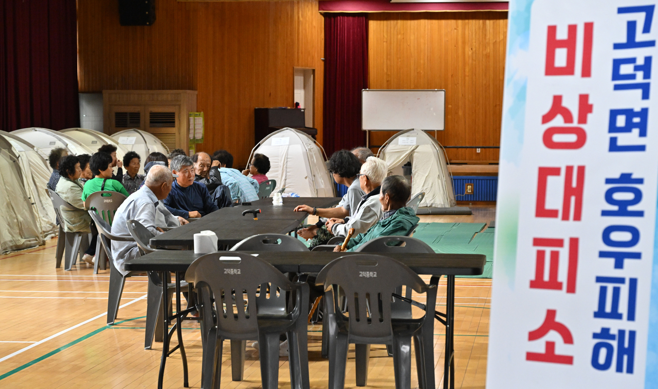 충청남도 예산군 고덕중학교에 설치된 비상대피소에 이재민들이 모여 있다. [올림피아토토DB]