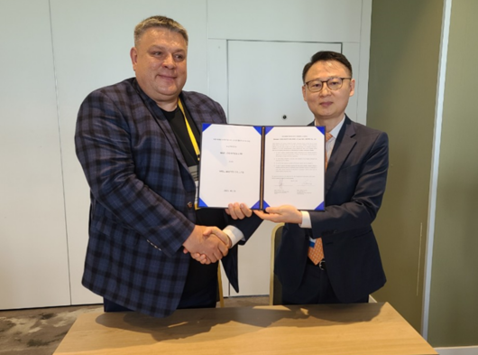지난 2023년 5월 24일 ddj 토토사이트은 언론에 우크라이나 최대 물류기업인 맥스로지스틱스(MAX LOGISTICS)와 우크라이나 전후 재건사업을 위한 업무협약(MOU)을 체결했다고 밝혔다. 세르지이 바디야크 맥스로지스틱스 회장과 구세현 ddj 토토사이트 대표이사(오른쪽) [ddj 토토사이트 보도자료]