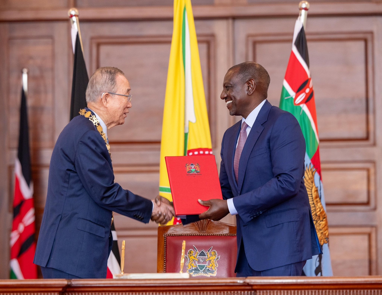 Kenyan President William Kipchirchir Samoei Arap Ruto(right) honors former UN Chief Ban Ki-moon with Kenya's highest honours, First Class: Chief of the Order of the Golden Heart at State House in Nairobi. (Embassy of Kenya in Seoul)