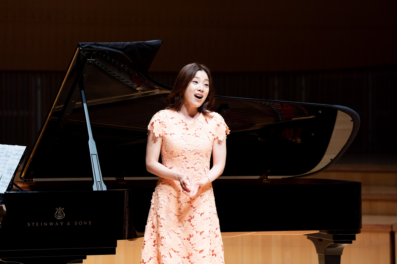 Soprano Hwang Sumi sings in a press conference Thursday at Lotte Concert Hall in Songpa-gu, Seoul. (Lotte Concert Hall)