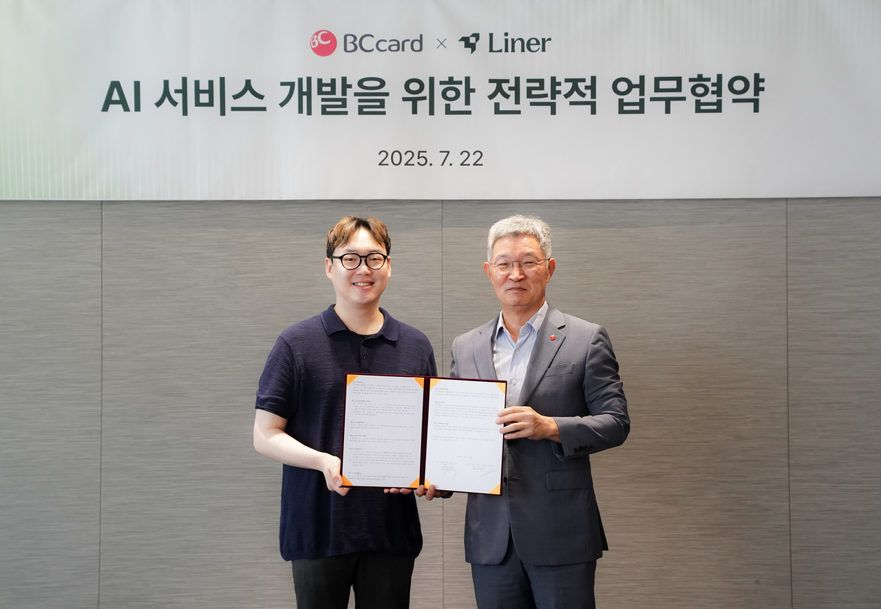 라이너가 22일 울 중구 소재 BC카드 사옥에서BC카드와 토토사이트 지분 기반 전략적 파트너십 구축을 위한 업무협약을 맺었다. 사진은 협약식에 참석한 김진우(왼쪽) 라이너 대표와 최원석 BC카드 대표. [라이너 제공]