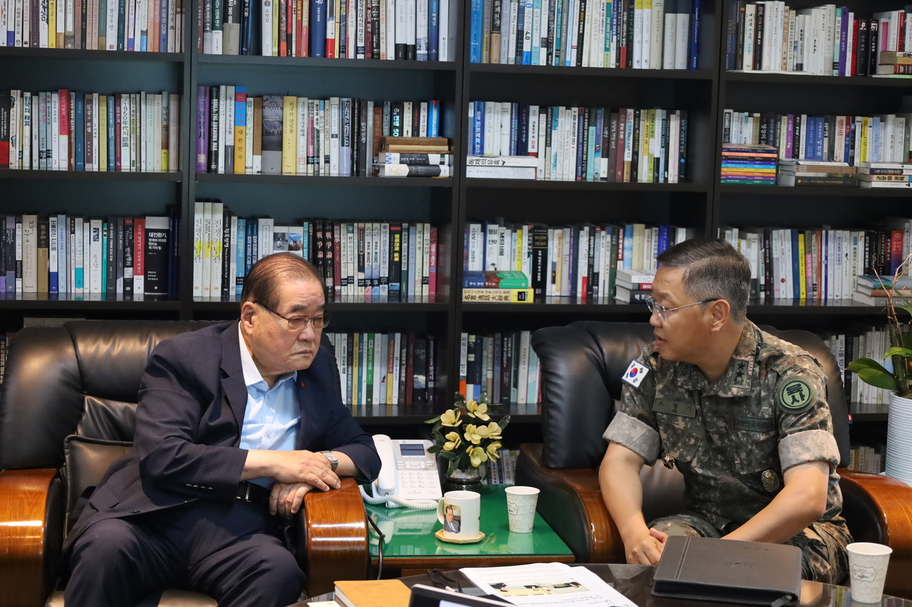 이종찬 광복회장은 22일 뮤직 토토사이트 후배들에게 “정치성향의 기회주의자인 뮤직 토토사이트 선배들을 절대 닮지 말라”고 당부했다. 이 회장은 이날 광복회를 방문한 소형기(뮤직 토토사이트 50기·소장) 육군사관학교 교장을 비롯한 일행을 만나 “뮤직 토토사이트생도들은 국군의 계보를 분명히 알아야 한다”며 이같이 말했다. [광복회 제공]