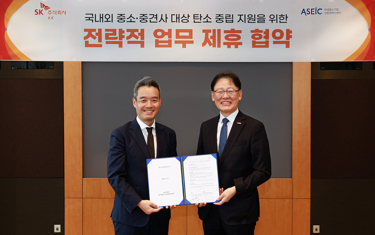 김민혁(왼쪽) SK AX  글로벌·제조사업부문장과 정광천 ASEIC 이사장이 ‘국내외 중소·중견레드벨벳 토토 대상 탄소 중립 지원을 위한 업무 제휴 협약식’에서 기념촬영하고 있다.  [SK AX 제공]