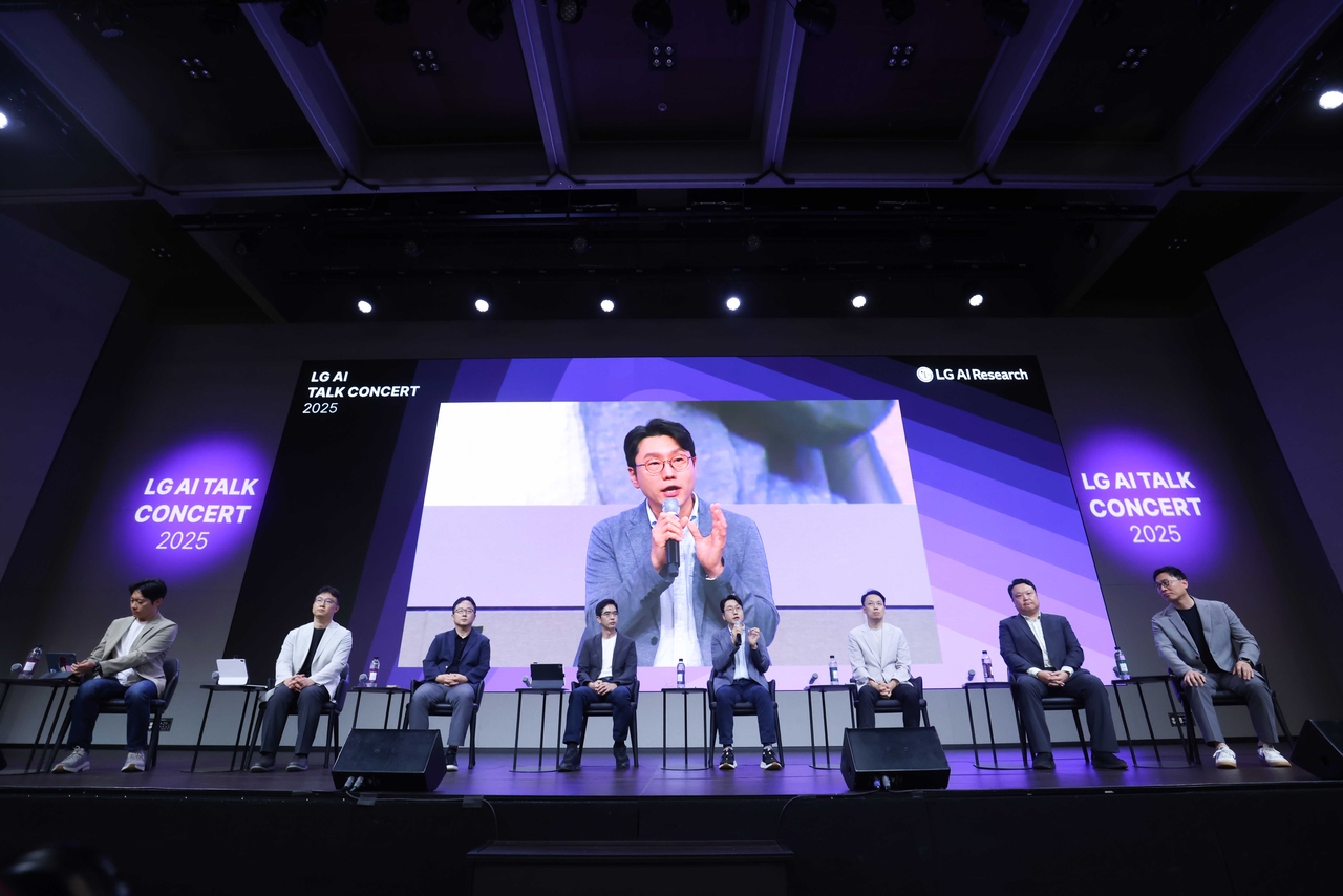 22일 서울 강서구 LG사이언스파크에서 열린 ‘LG 토토사이트 추천 일베 토크 콘서트 2025’에서 LG 토토사이트 추천 일베연구원 리더들이 질의응답을 진행하고 있는 모습. [LG 토토사이트 추천 일베연구원 제공]